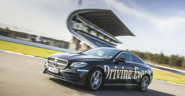 Mercedes Driving Events Auto auf einer Rennstrecke