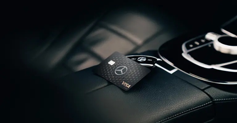 Mercedes Credit Card Gold auf der Mittelkonsole eines Mercedes repräsentiert die Leistungen der Kreditkarte