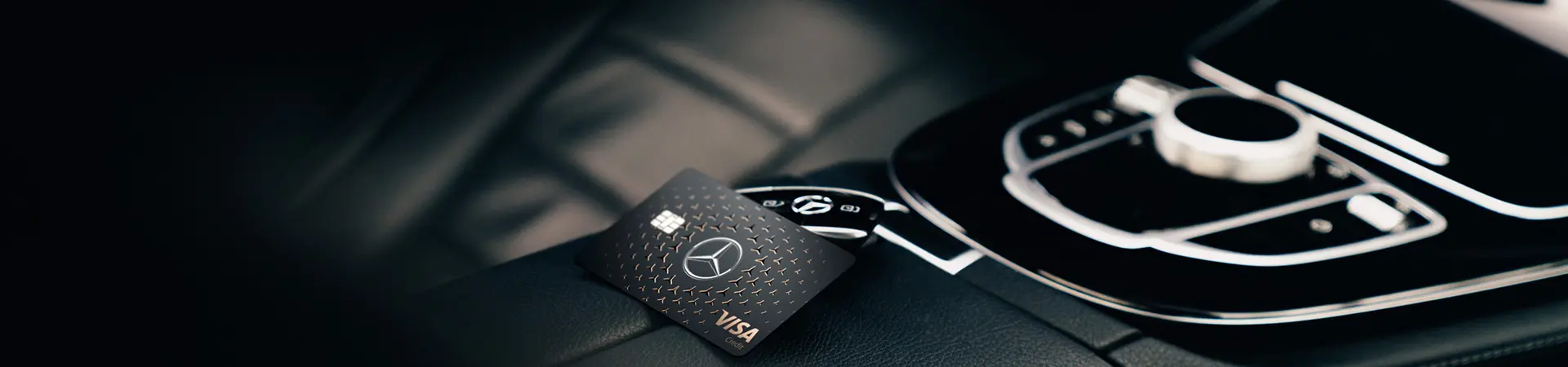 Mercedes Credit Card Gold abgelegt auf der Mittelkonsole repräsentiert das Leistungsspektrum der Kreditkarte