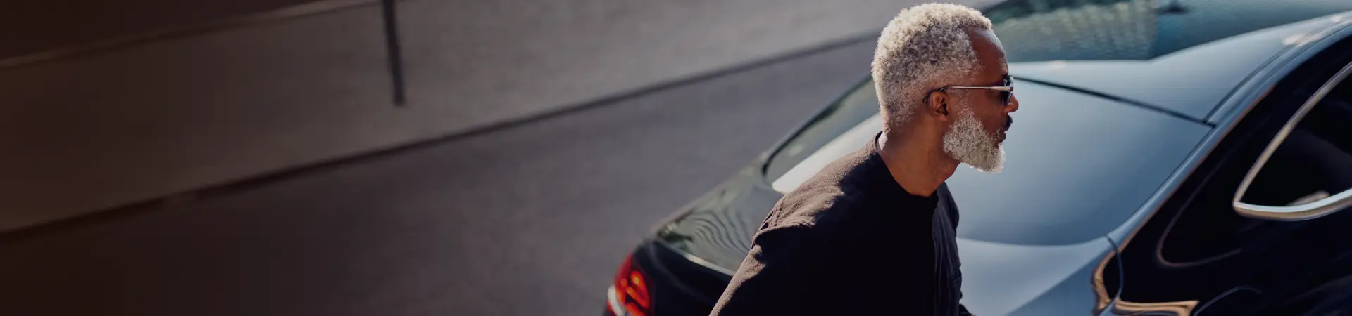 Ein Mann läuft an seinem Mercedes vorbei