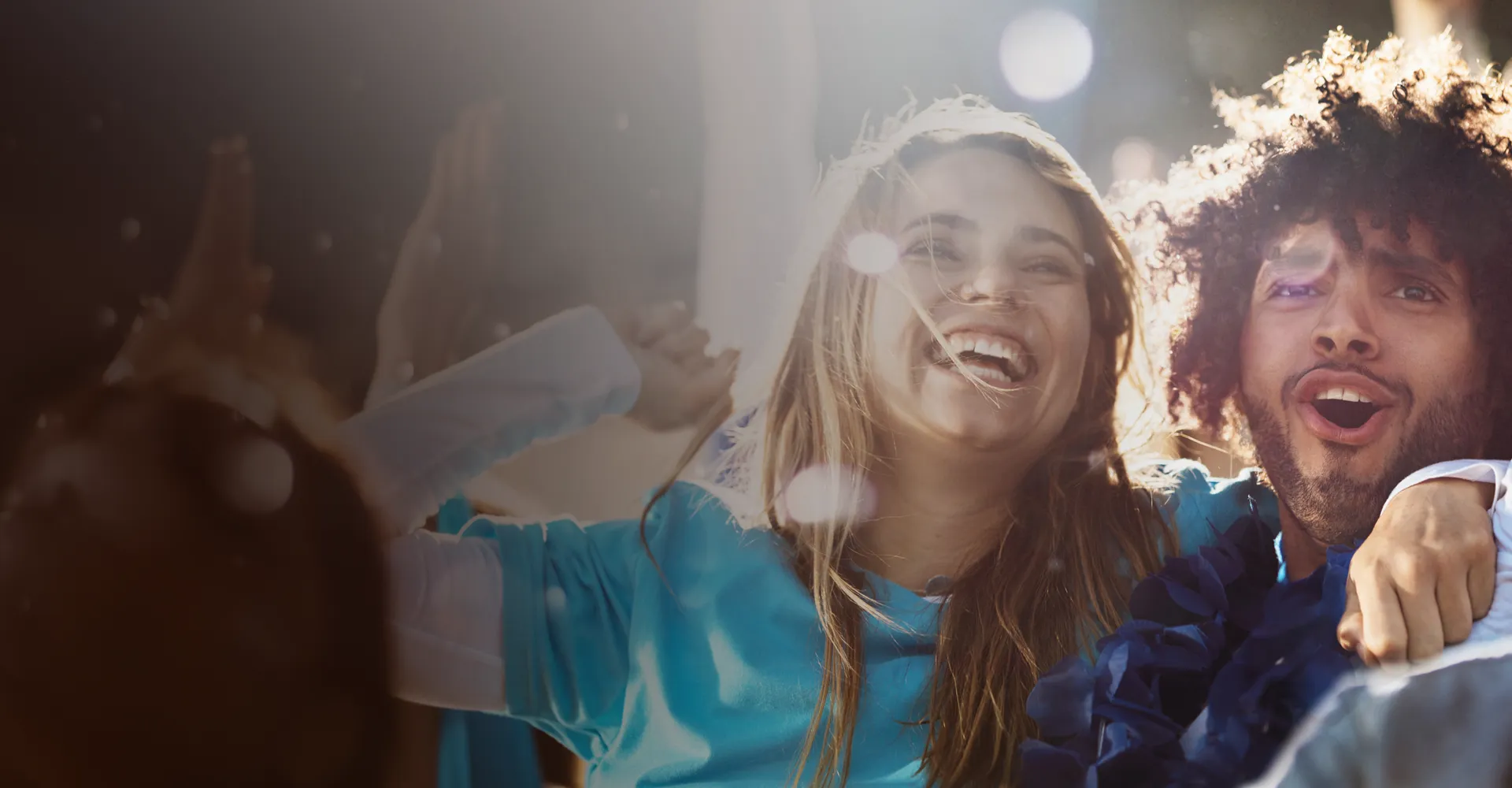 Jubelnde Fans bei einem Fußballspiel